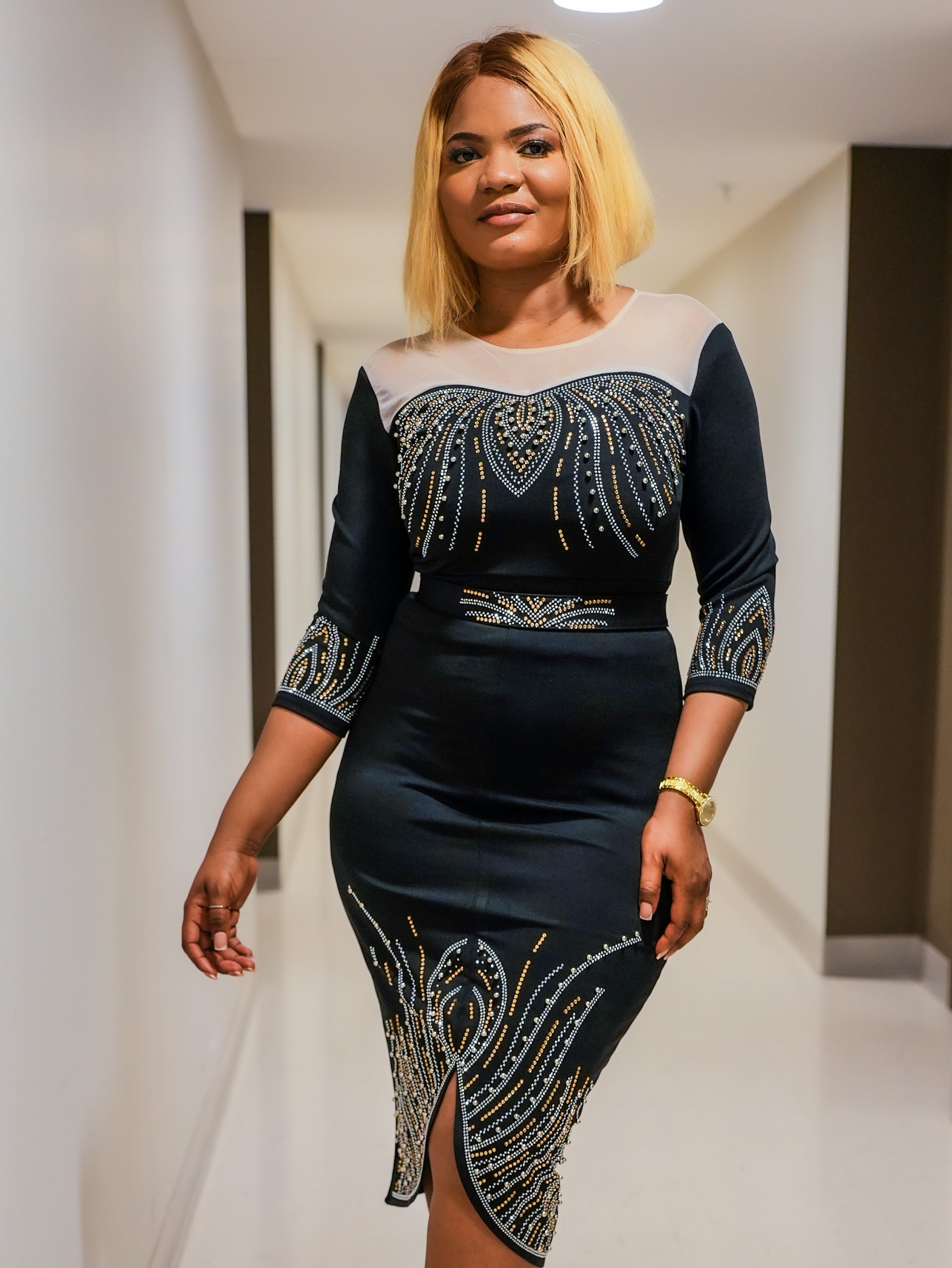 Robe élégante Myanah en dentelle pour vous accompagner à vos sublimes évé