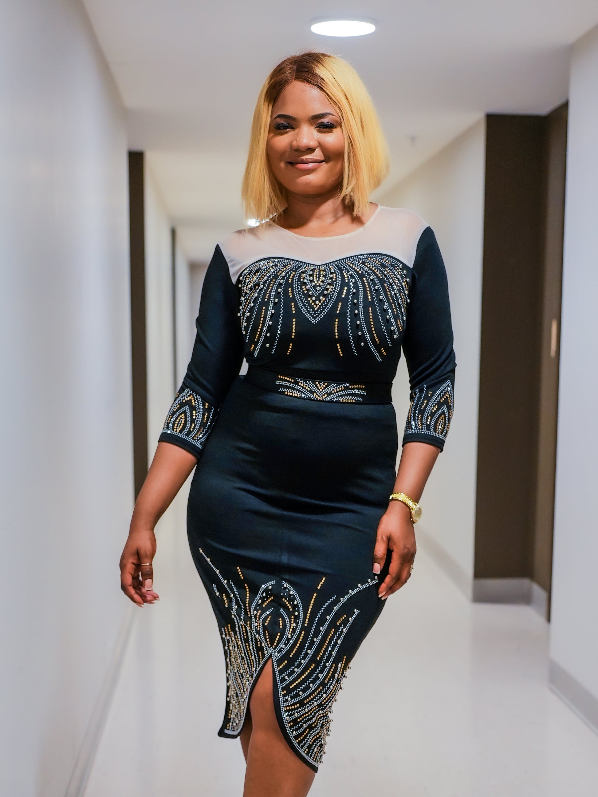 Robe élégante Myanah en dentelle pour vous accompagner à vos sublimes évé