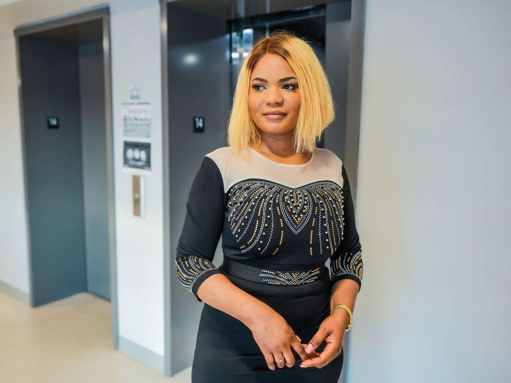 Robe élégante Myanah en dentelle pour vous accompagner à vos sublimes évé