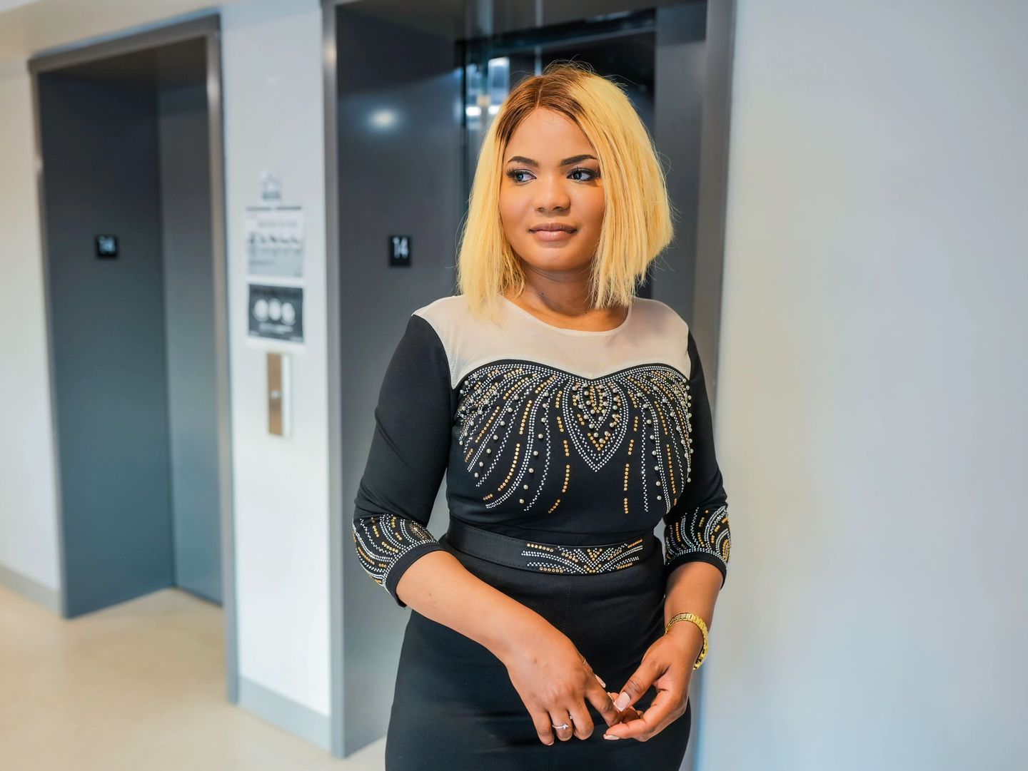 Robe élégante Myanah en dentelle pour vous accompagner à vos sublimes évé